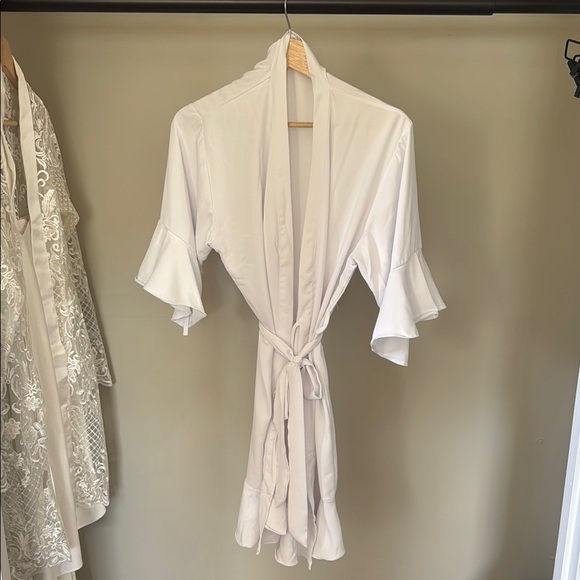Elegant White Ruffle Sleeve Robe - Picture 1 of 1
